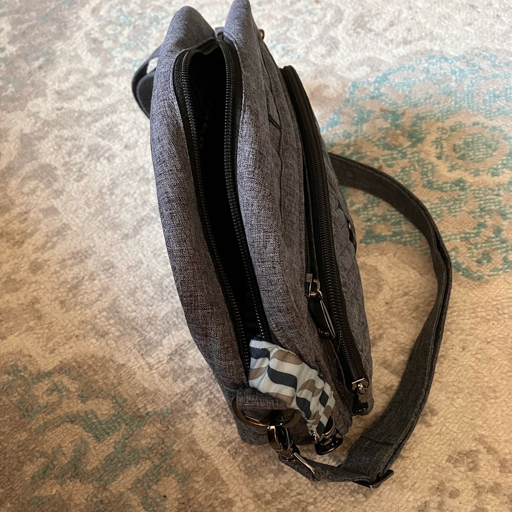 NEW! Cute “lug” Gray Quilted Crossbody Bag - Picture 7 of 11
